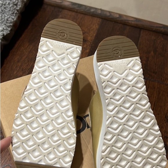 Leather gold UGG slides - Picture 5 of 5